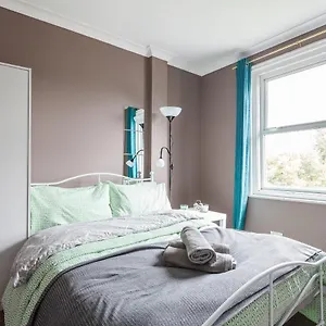 *** Guest house Shirley House: Self-catering Haven Near United Kingdom